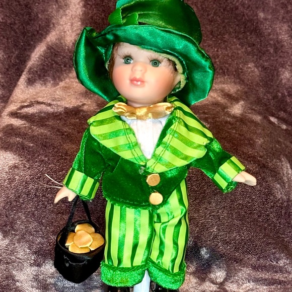 Cute Shamrock with his pot of gold - Picture 10 of 11